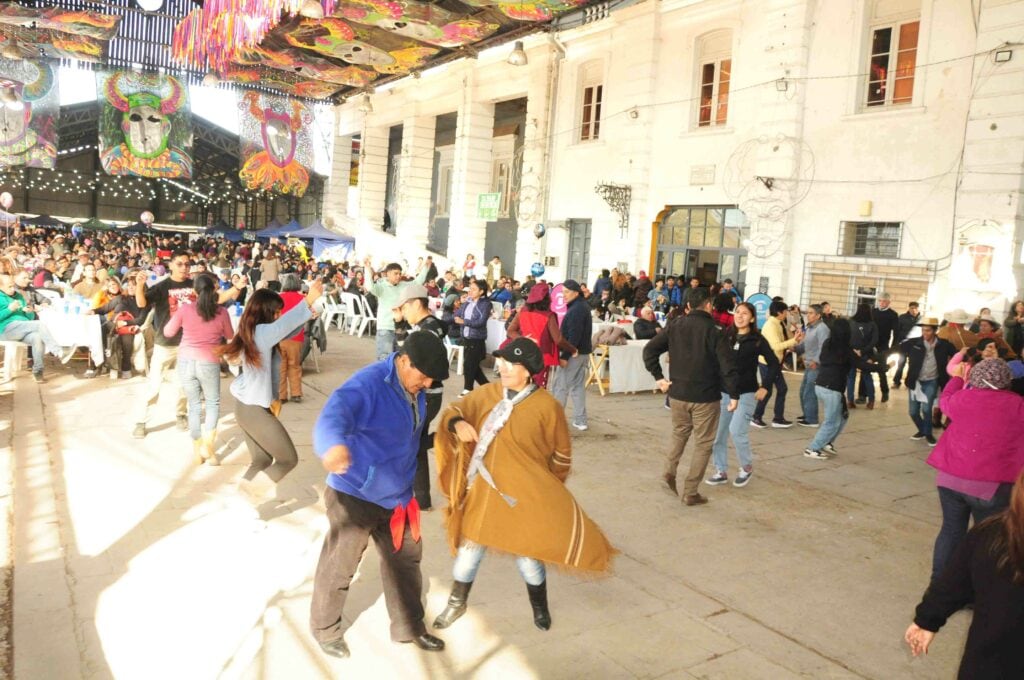 El público que asistió al Festival de la Empanada Jujeña también disfrutó de música y danzas folklóricas en el Centro Cultural 