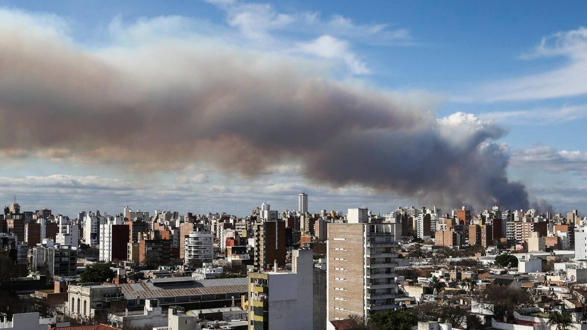 El tiempo en Rosario: la ciudad amaneció repleta de humo por nuevos focos en las islas