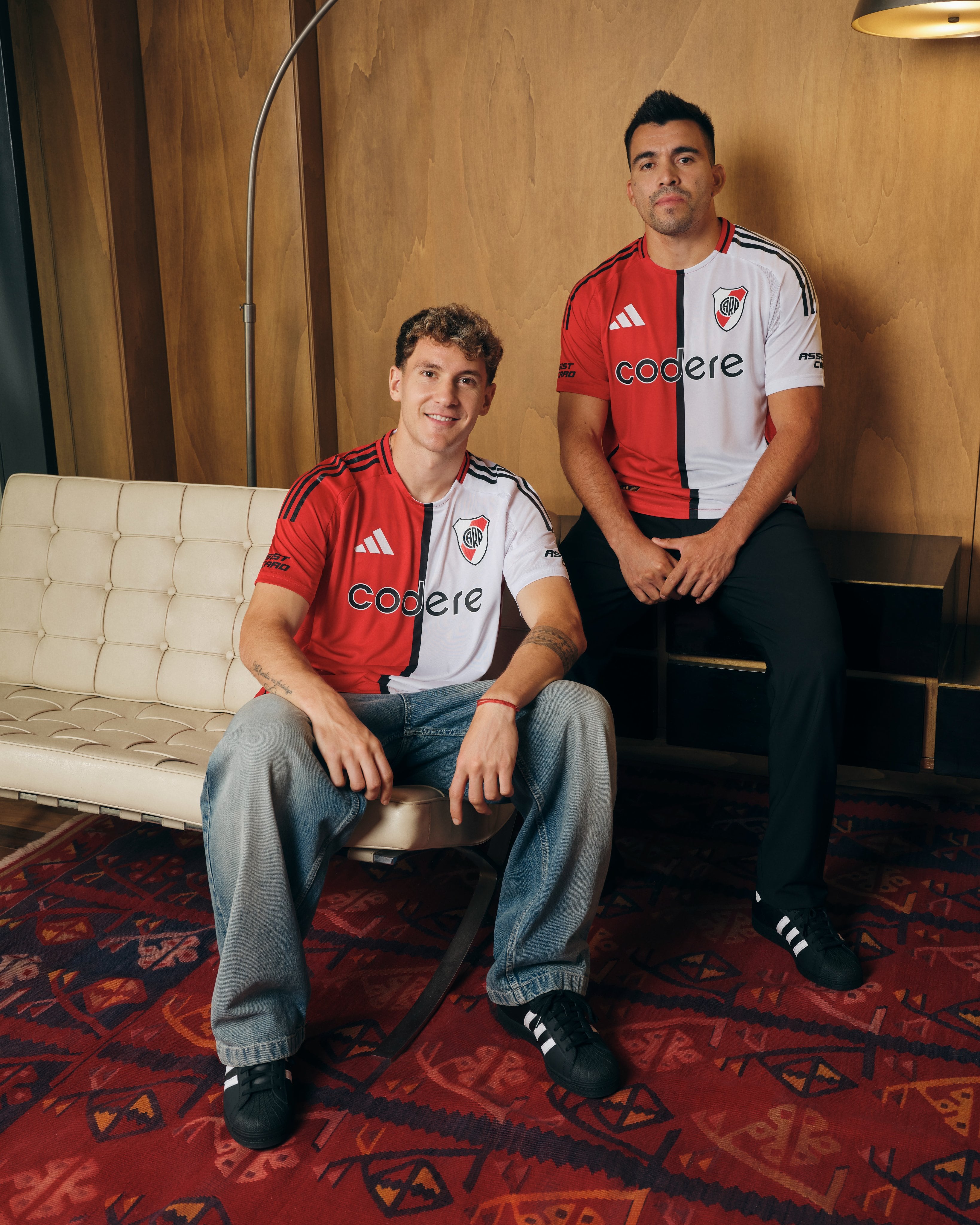 Facundo Colidio y Marcos Acuña presentando la tercera camiseta de River.