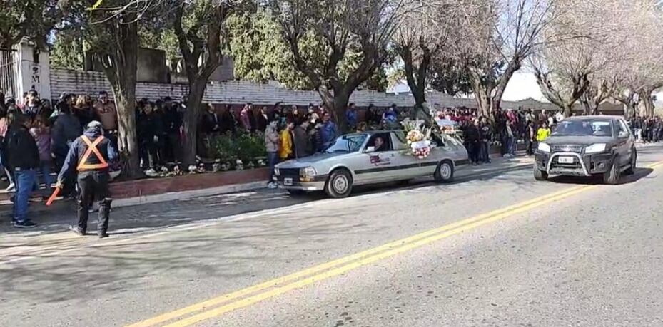 Masiva concurrencia de vecinos y amigos para despedir al joven de 18 años.