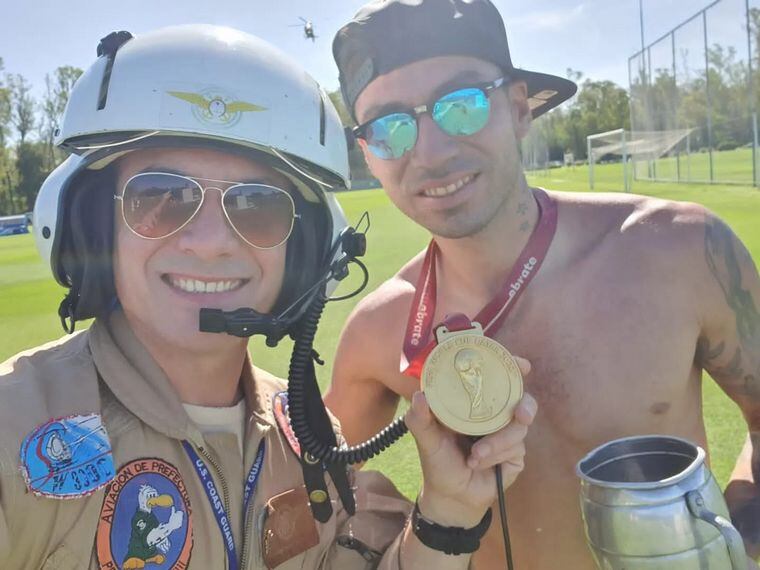 Daniel Barzola posa junto a Gonzalo Montiel, autor del penal que le dio el 
Campeonato del Mundo a la Selección Argentina.