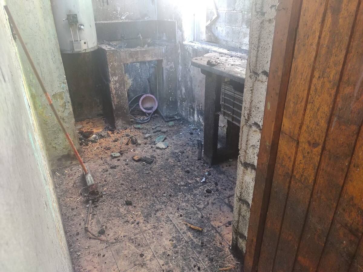 Vecinos de Bariloche hacen rifas solidarias para ayudar a dos abuelos que perdieron su casa en un incendio.