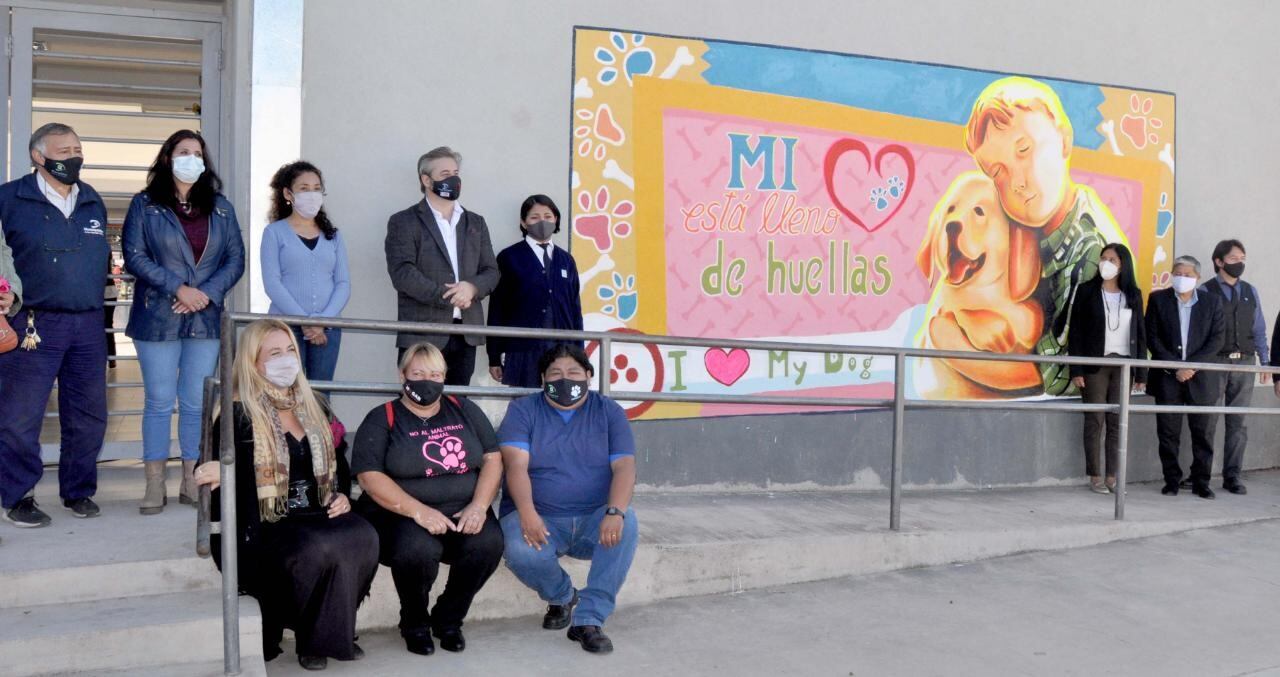 Los secretarios de Gobierno, Gastón Millón; y de Desarrollo Humano, José Luis Sánchez; presidieron el acto en la Escuela Municipal "Maestra Marina Vilte".