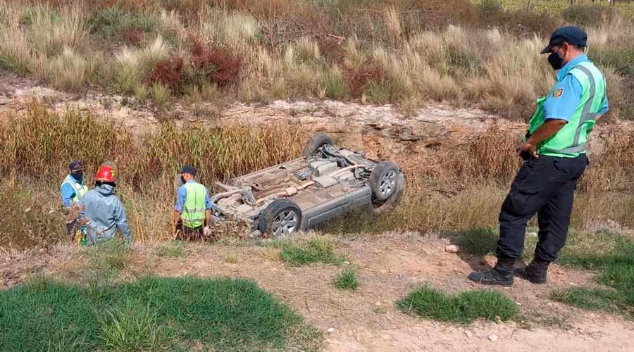 El vehículo quedó invertido en el fondo del canal 