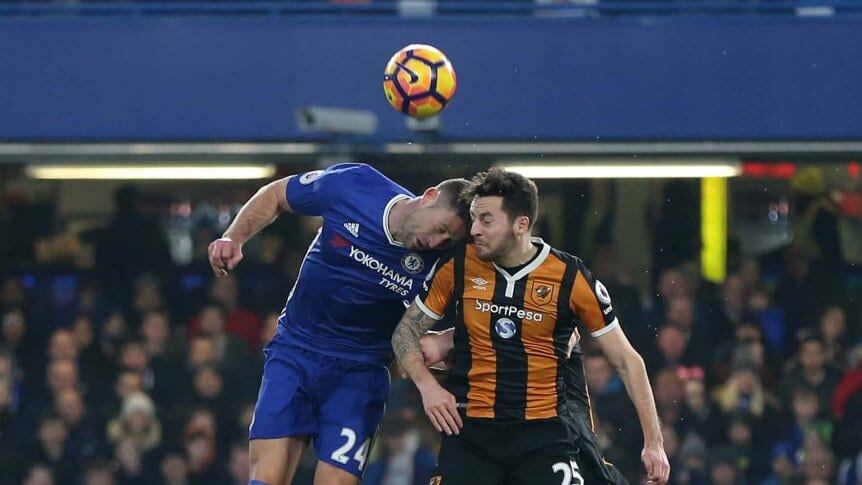 El choque de cabezas que sufrió Ryan Mason con Gary Cahill. (Gentileza)