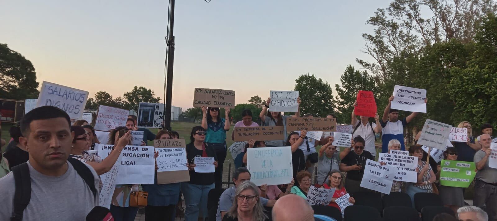 Docentes se manifestaron en un acto ante Pullaro