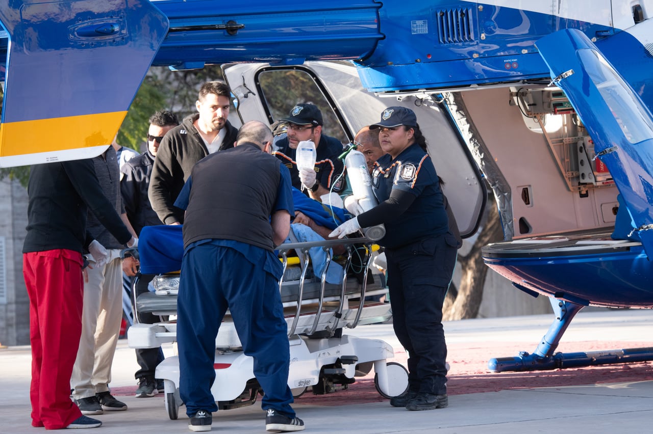 Cerraron el paso Cristo Redentor por un grave accidente entre camiones cisterna en la Curva de Guido, en Uspallata. Uno de los choferes falleció en el lugar y el otro fue trasladado de urgencia en helicóptero al hospital Central.

Foto: Ignacio Blanco / Los Andes 