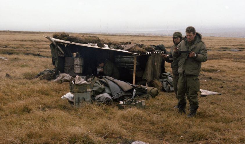 Un veterano de la Guerra de Malvinas recibió una encomienda con fotos de su paso por las Islas.