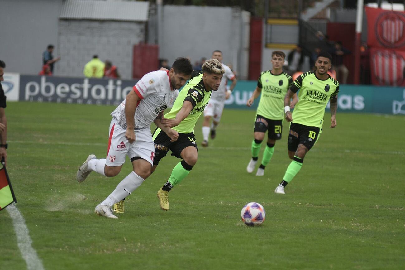 Instituto en su  visita a Barracas Central por la liga profesional. Foto Federico Lopez Claro