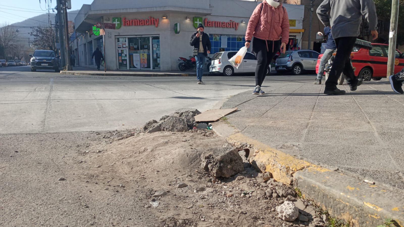 Los escombros usados quedaron del arreglo de un bache dos meses atrás, y nunca se levantaron.