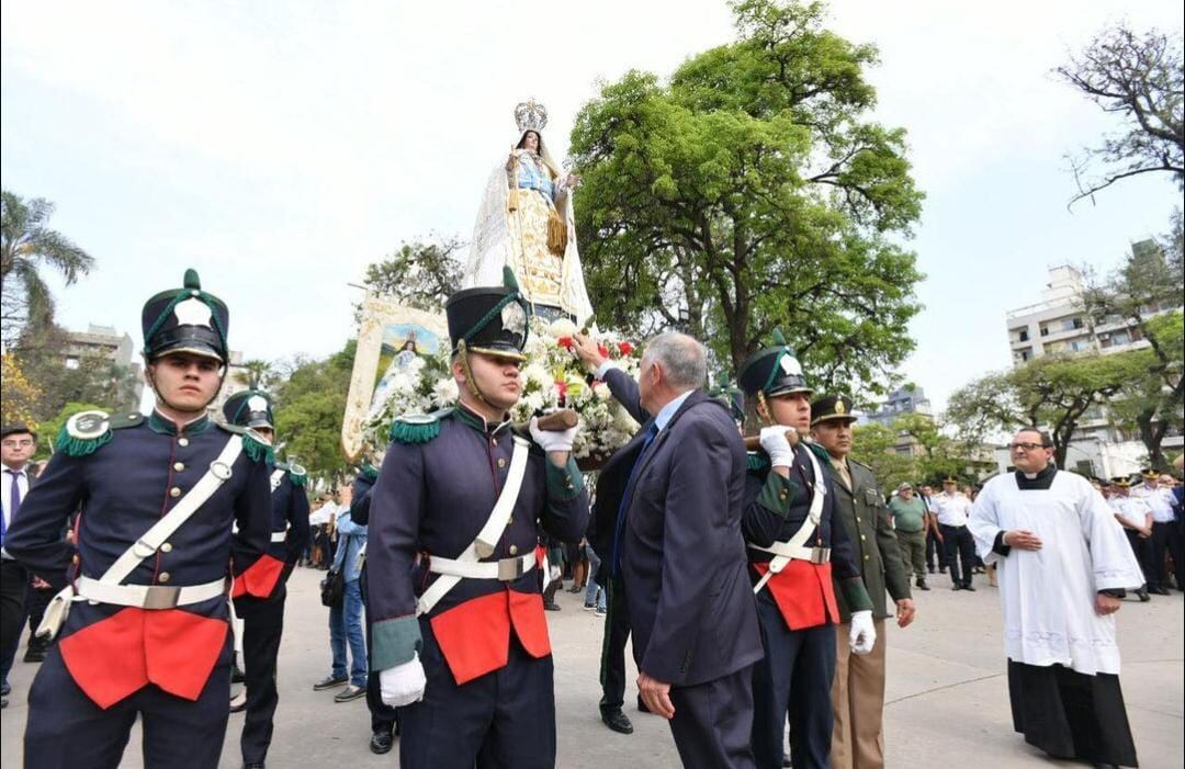 El mandatario en sus redes señalò que "es un día muy especial para las y los tucumanos, porque recordamos la heroica Batalla de Tucumán, donde nuestros valientes soldados defendieron nuestra libertad y soberanía. Un hecho clave en la Guerra de la Independencia de Argentina".