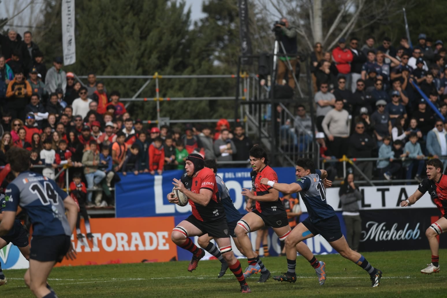 Fiesta del rugby cordobés en Alta Gracia, donde se jugó la final entre Urú Curé y Athletic y el tercer puesto entre Jockey CC y San Martín. (Nicolás Bravo / La Voz)