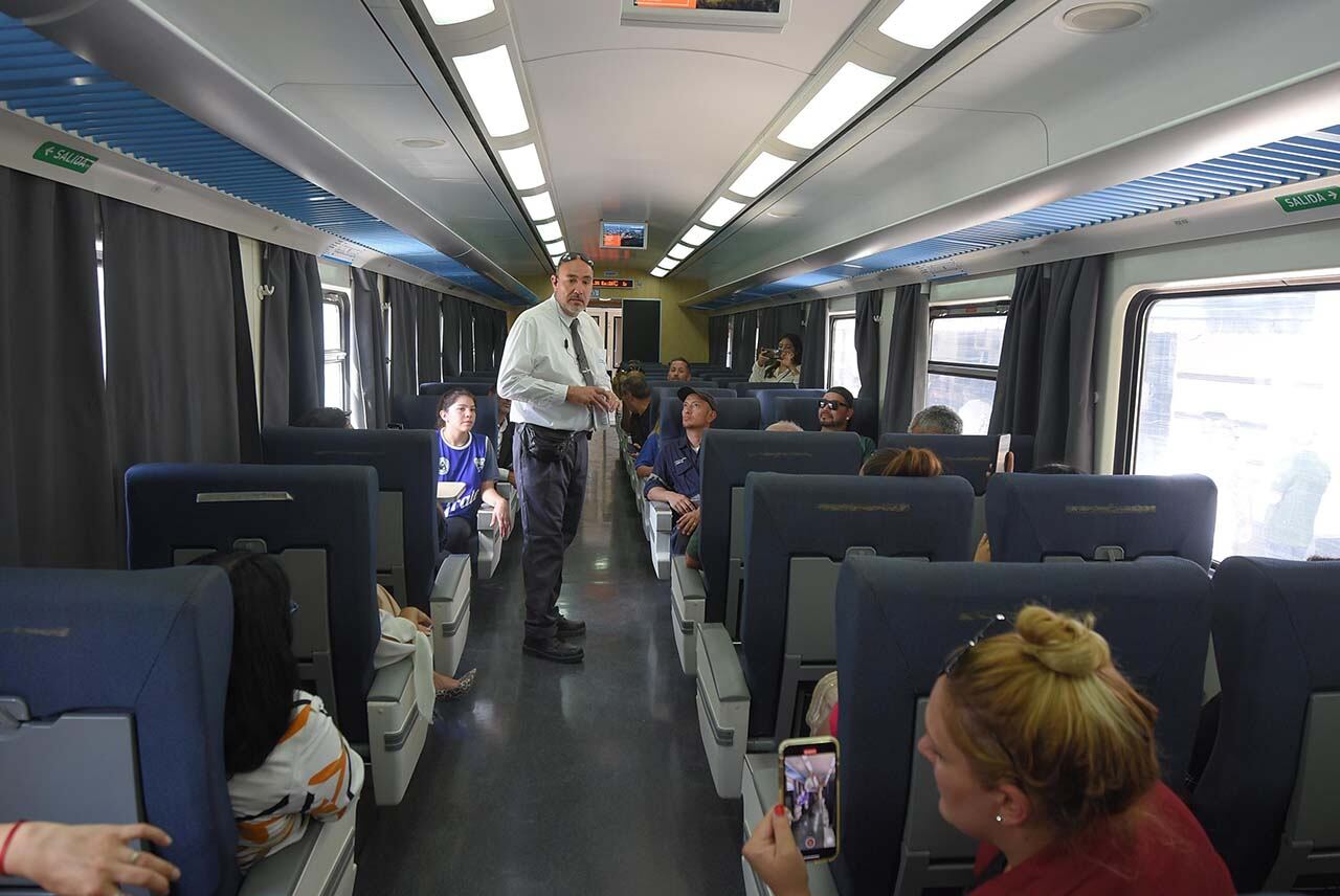 El presidente de la Nación Alberto Fernández junto al ministro de economía y el gobernador Rodolfo Suárez estuvieron presentes en la segunda llegada del tren de pasajeros a Palmira
Foto: Claudio Gutiérrez Los Andes