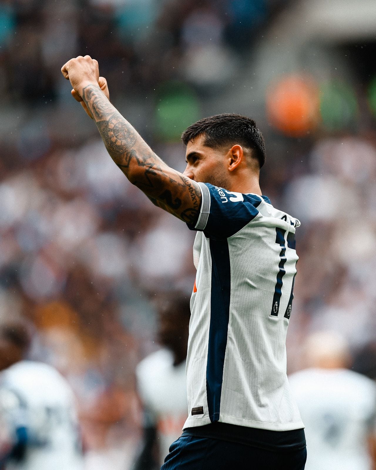 Tottenham felicitó a Cuti Romero por su gol en su partido 100 con el club.