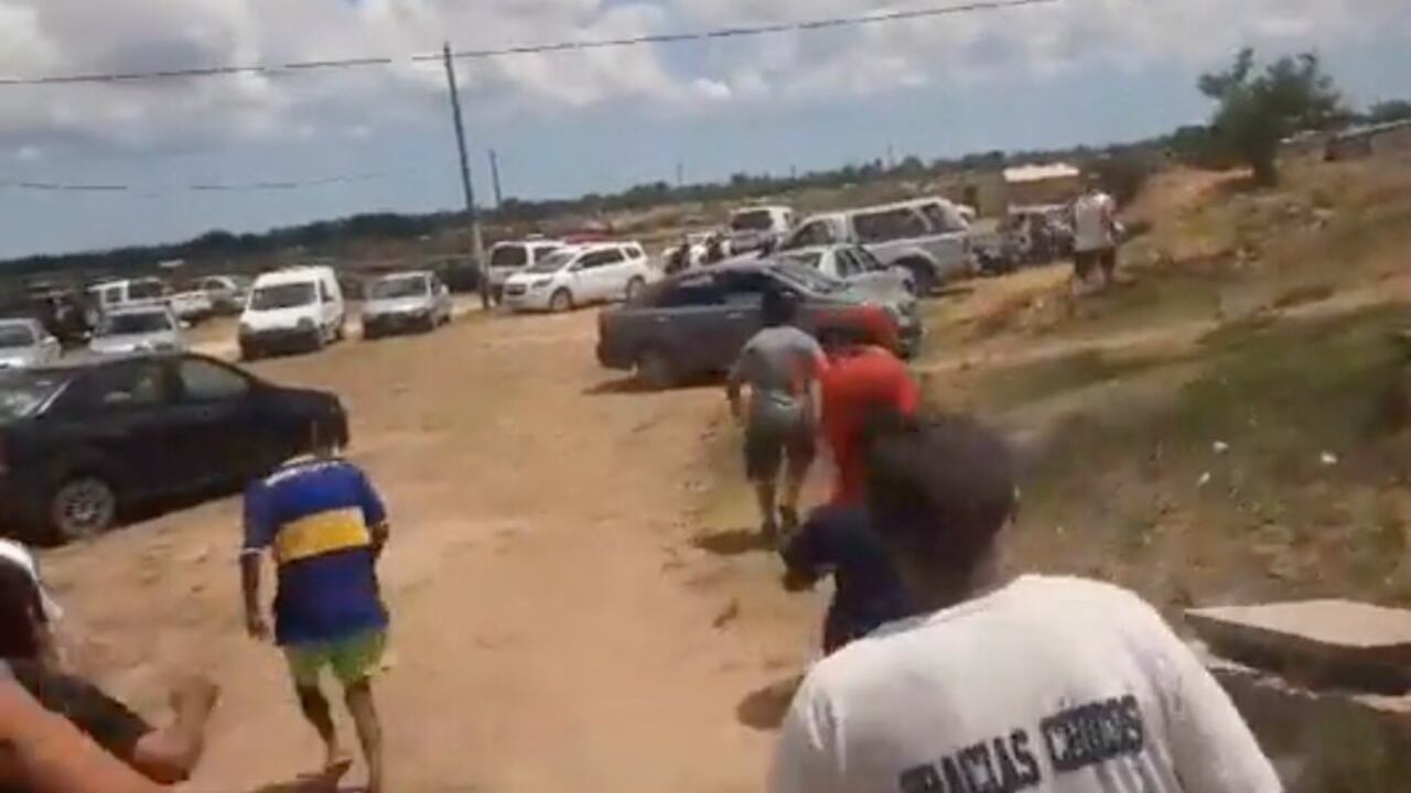 Vecinos comienzan a huir de los disparos durante el tiroteo que se desató en el barrio 8 de diciembre el pasado domingo por la tarde. Foto: Captura video