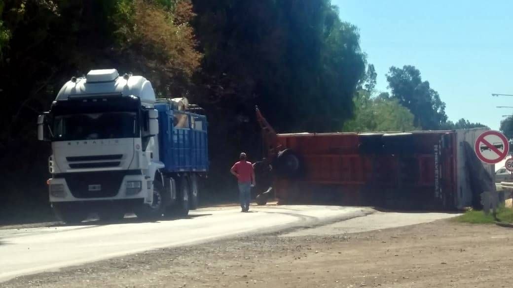 El acoplado quedó atravesado en medio de la ruta 143. 