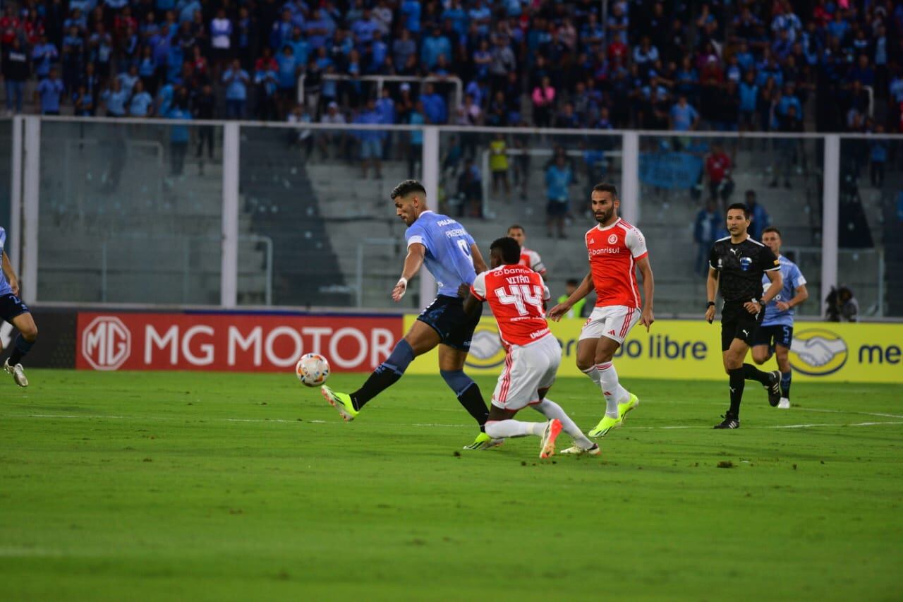 Belgrano e Inter, en duelo por Copa Sudamericana, en el Kempes. (José Gabriel Hernández / La Voz)