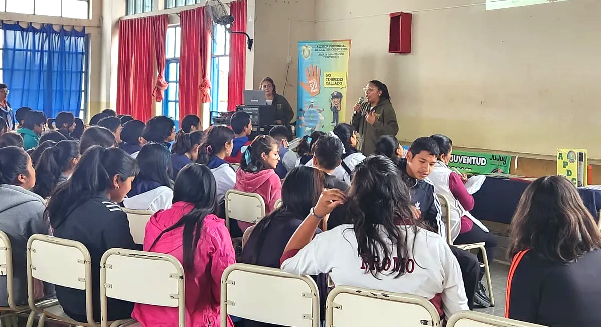 Jornada en la Escuela 461 "Bicentenario de la Patria" del barrio Alto Comedero.