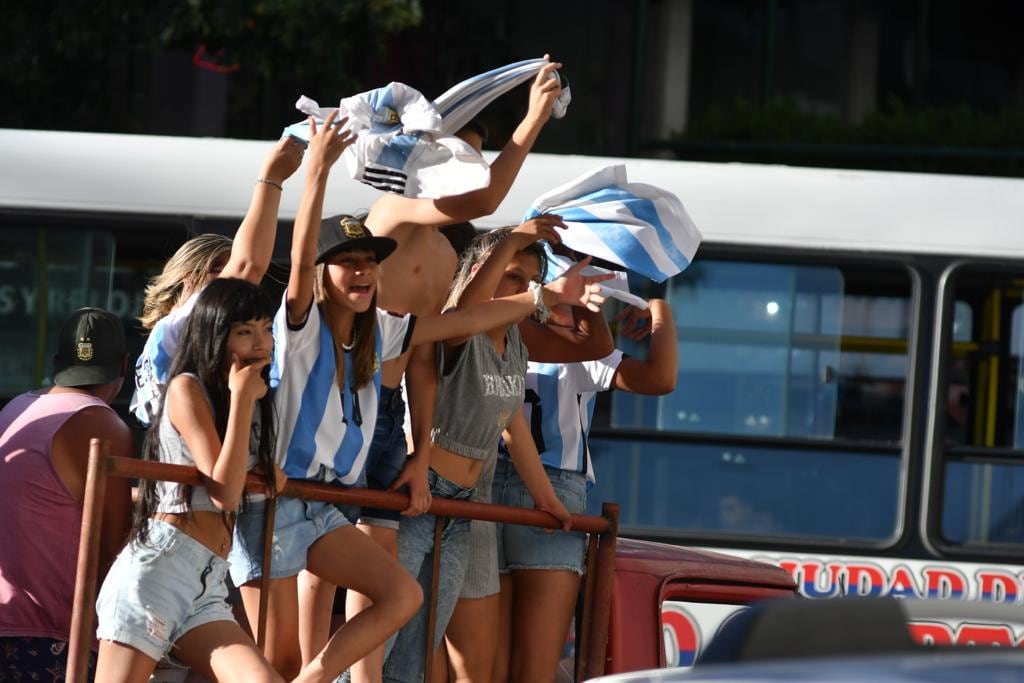 La ciudad de Río Cuarto salió a festejar el triunfo de Argentina frente a México en el mundial de Qatar.  (Tomy Fragueiro)