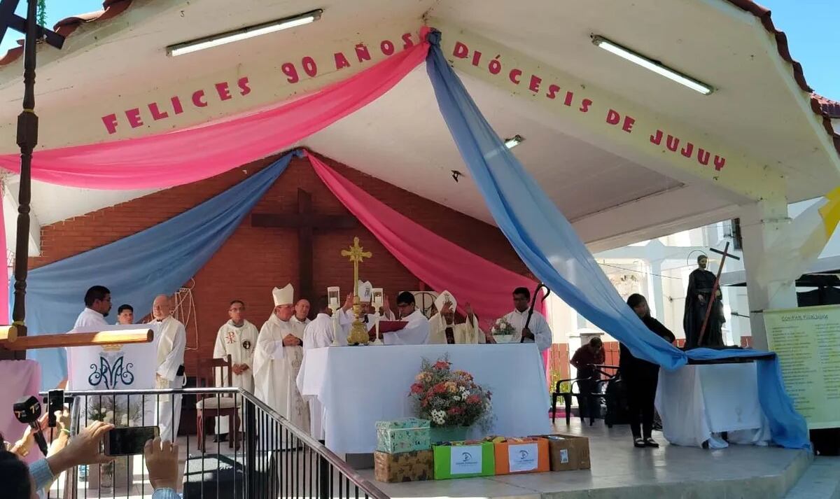 Los pastores de las Diócesis de Jujuy y Salta y de la Prelatura de Humahuaca, festejaron los 90 años de la diócesis de Jujuy con la feligresía, en Río Blanco.