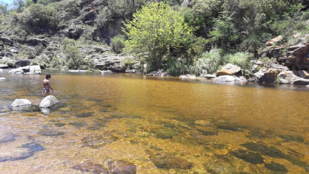 Las aguas cristalinas del río San Antonio, ideales para combatir el calor.