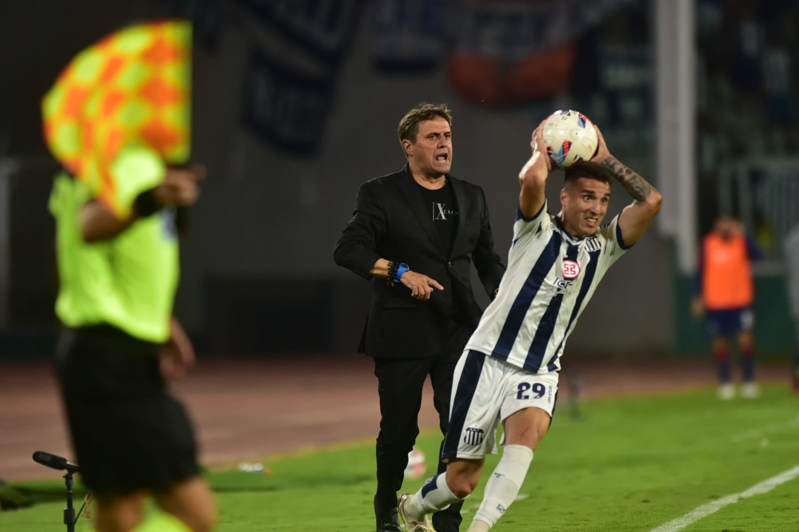 Ángel Guillermo Hoyos, el DT de Talleres, en el cotejo ante San Lorenzo. (Facundo Luque / La Voz).