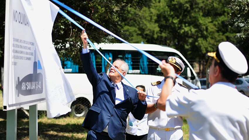 El ministro Jorge Taiana y autoridades navales descrubren la placa que rinde homenaje a la tripulación del ARA San Juan.