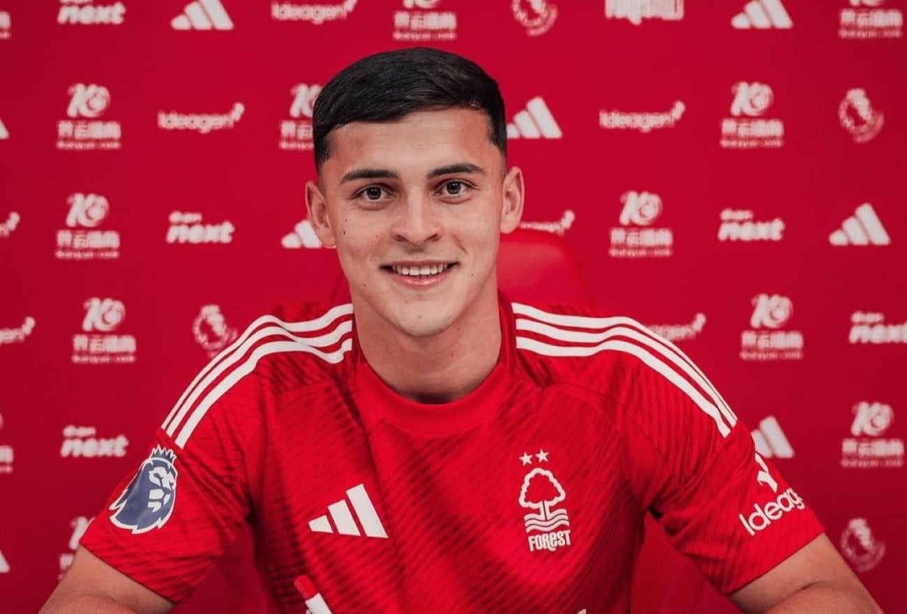 Este viernes, Ramón Sosa fue presentado como nuevo jugador del Nottingham Forest de la Premier League. (Prensa Nottingham Forest)