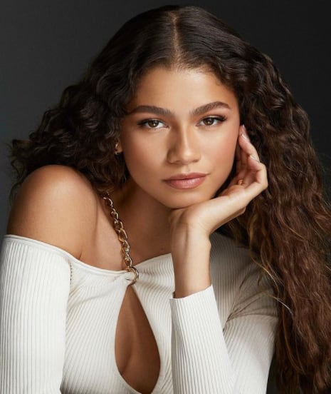 Zendaya lució un top blanco para su última campaña publicitaria.