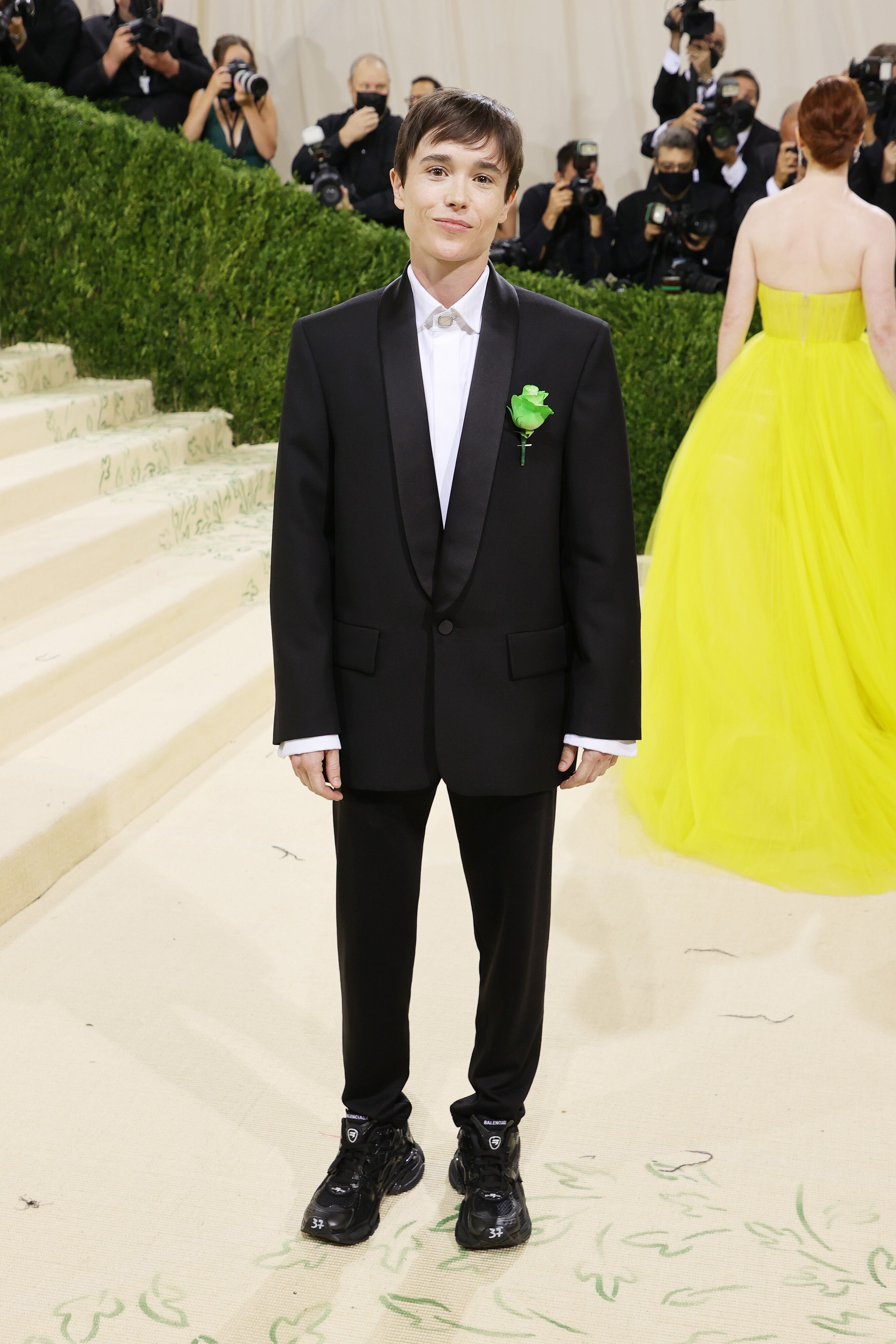 Elliot posó en la Met Gala 2021 con un traje Balenciaga.