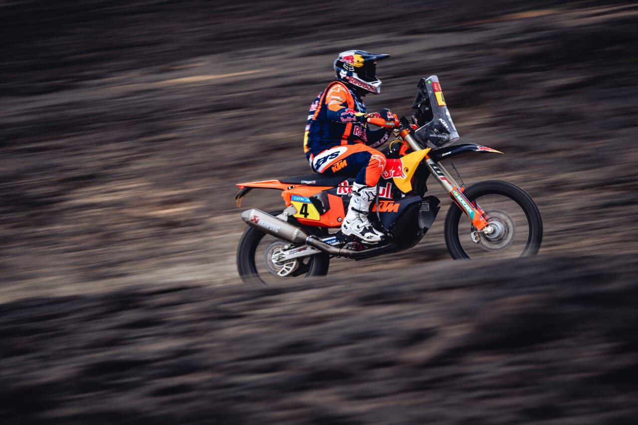 Lider en Motos, el australiano Daniel Sanders, con KTM.