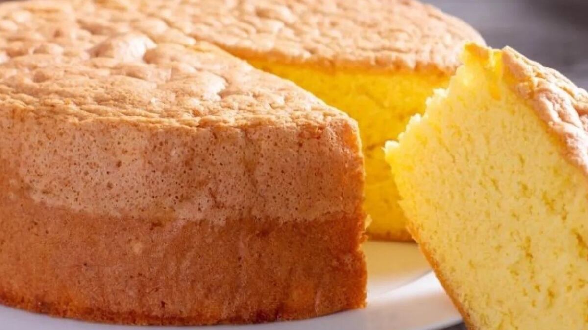 Cómo hacer un bizcochuelo de naranja súper esponjoso: la receta infalible para disfrutar en la merienda