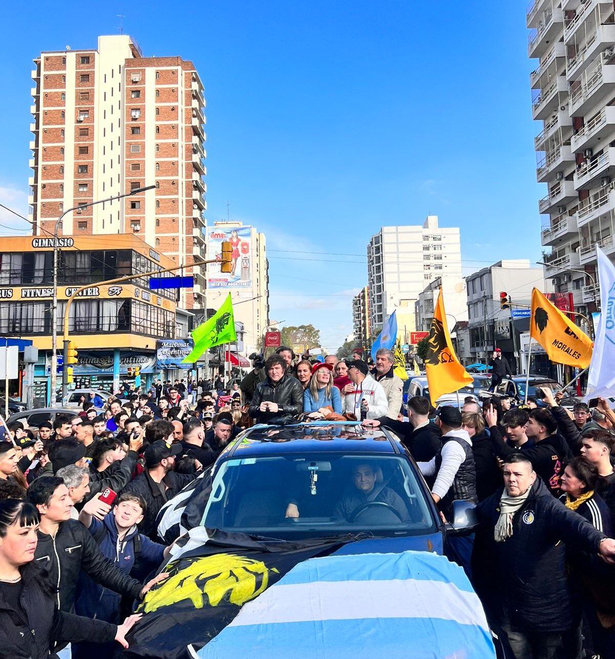 La caravana bonaerense de Milei.