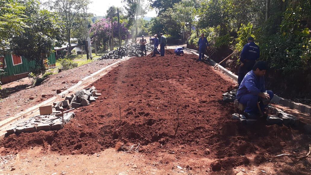 Comenzó el primer tramo de empedrado en barrio Evita