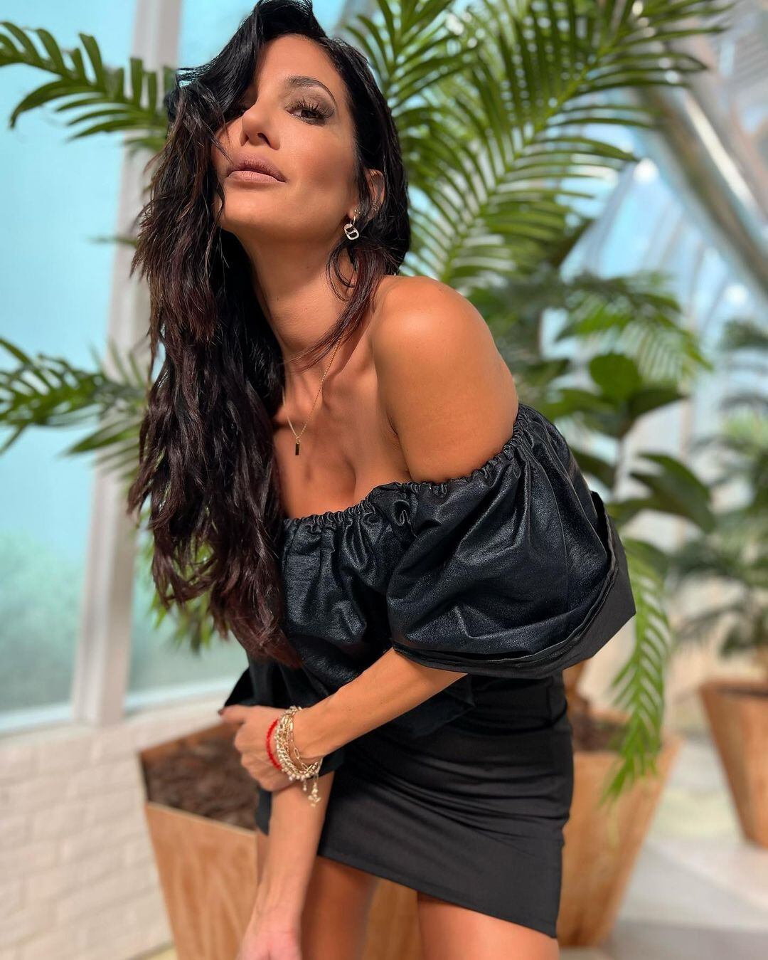 Silvina Escudero encandiló con un vestido negro strapless y bucaneras rojas.