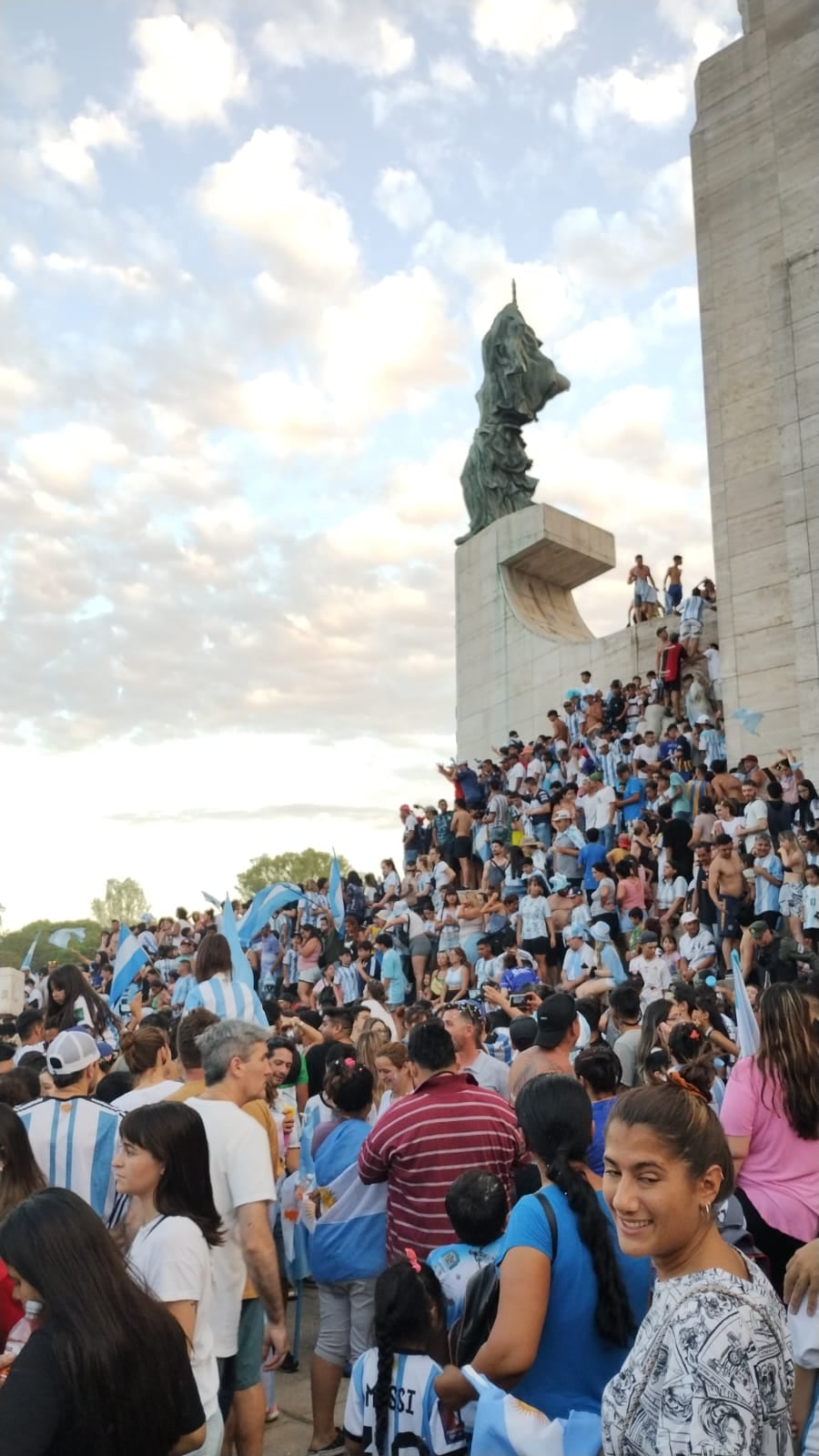 Los rosarinos se convocaron en el Monumento a la Bandera para festejar el triunfo argentino.