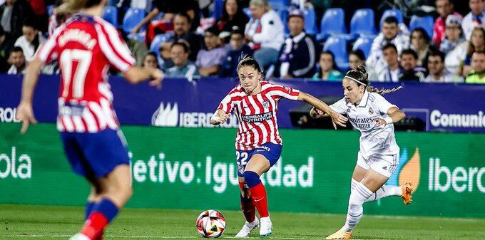 Banini dominando el balón ante una rival del Real.