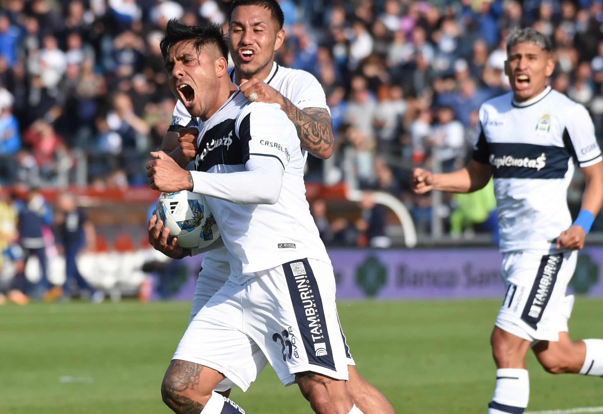 Tarragona grita el gol de Gimnasia ante Central. (Fotobaires).