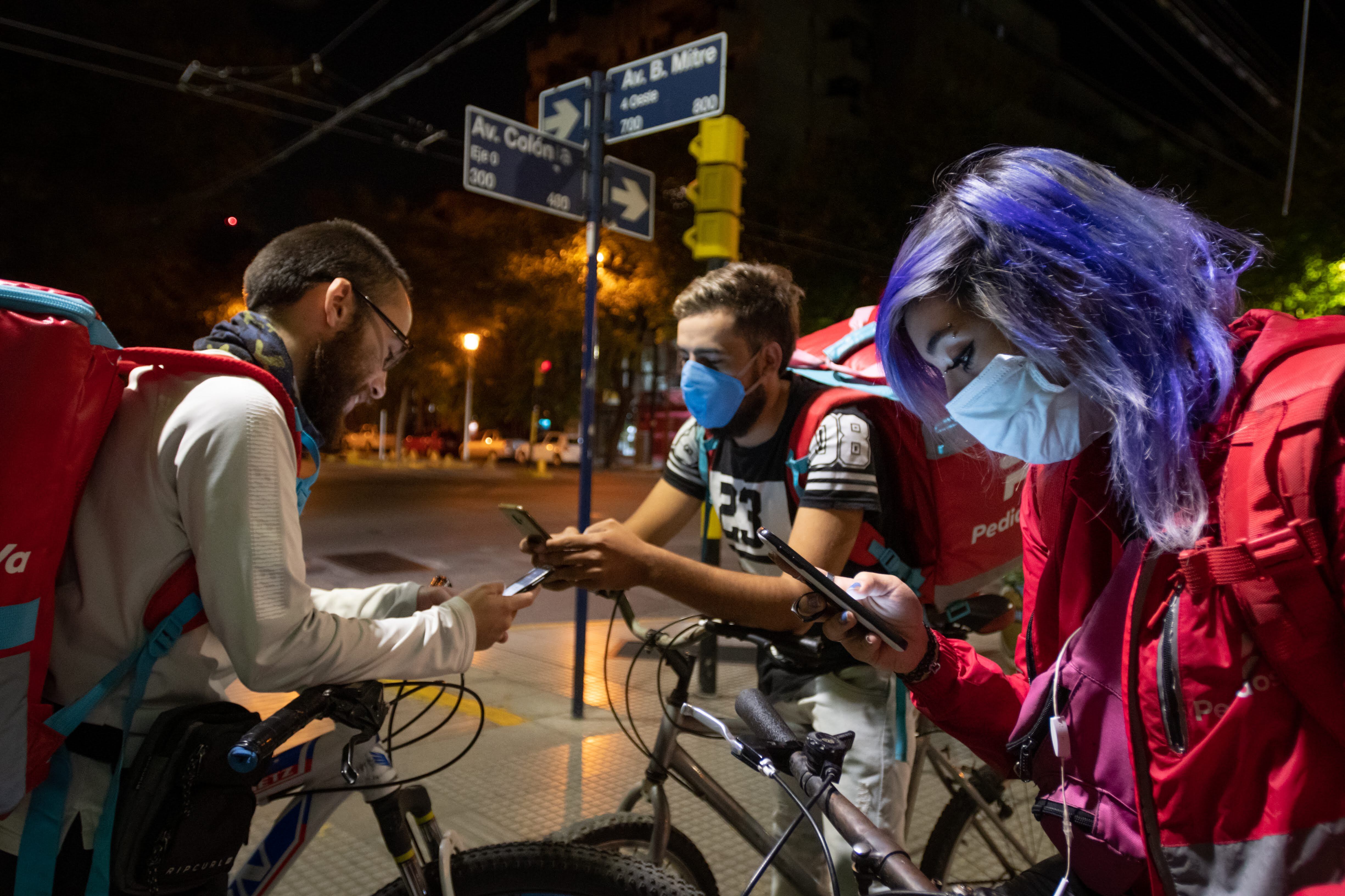 Los repartidores necesitan acceso a la aplicación para poder tomar pedidos. (Ignacio Blanco / Los Andes)