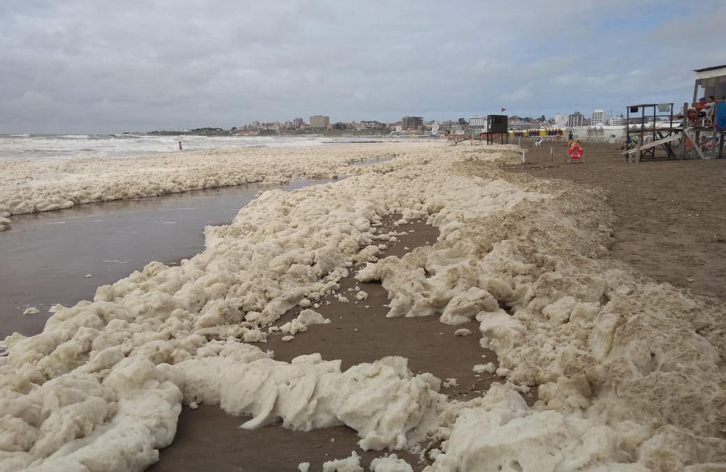 Espuma en las costas de Mar del Plata.