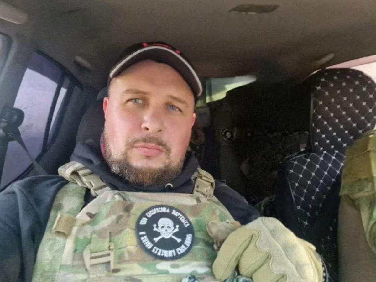 El increíble momento donde un bloguero ruso recibió una “estatuilla bomba” minutos antes de que explote