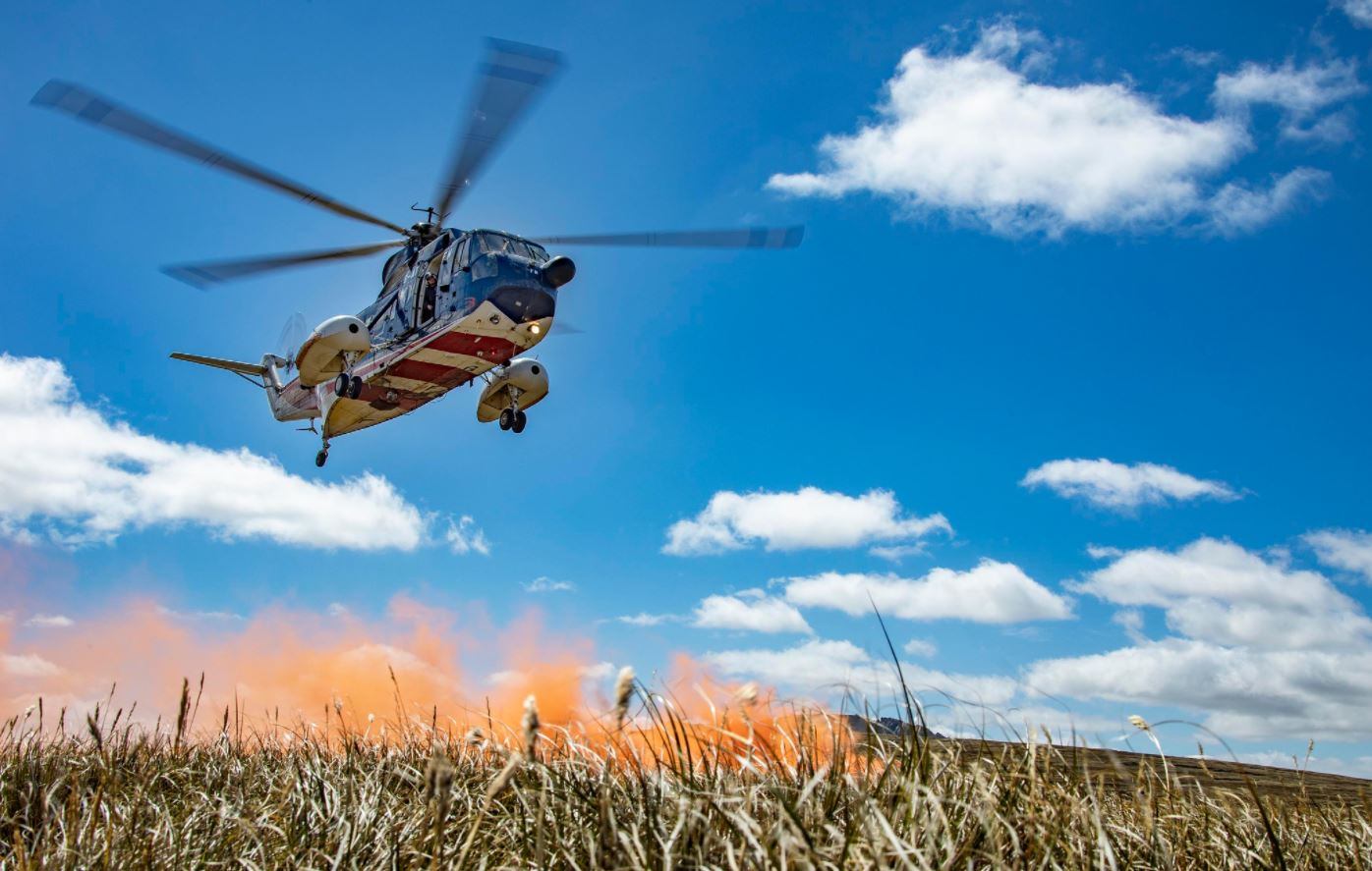 Sikorsky S-61, brindando apoyo logístico no bélico a las fuerzas militares británicas. Extracción de personal en "Onion Range".