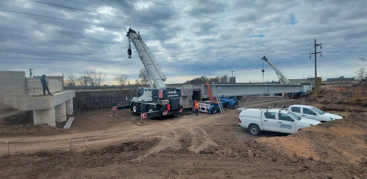 Colocación de las vigas del nuevo puente sobre el Canal Vila Cululú