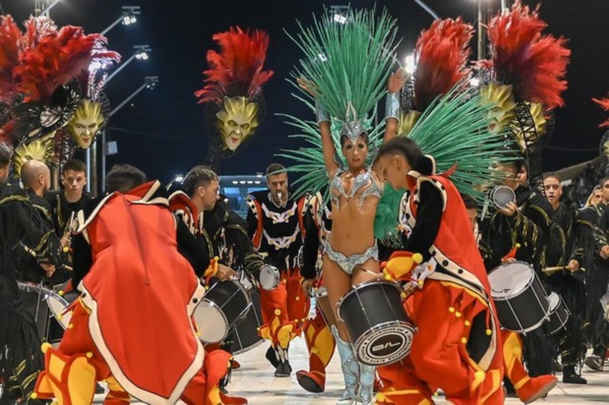 Florencia de la V bailó al ritmo del carnaval de Gualeguaychú