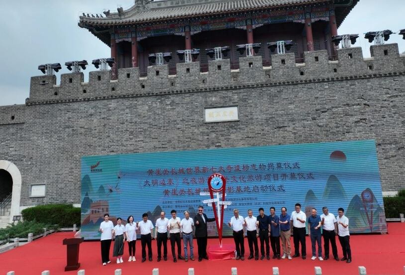 Una columna de 3 metros celebra a la Gran Muralla de China como una de las Nuevas 7 Maravillas del Mundo.