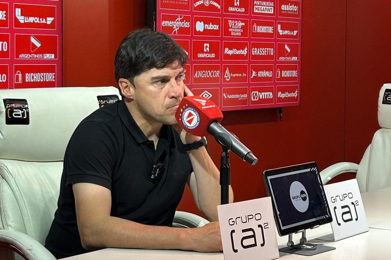 El entrenador Alexander Medina en la conferencia de prensa después del 0-3 ante Argentinos. (Foto publicada por @la1913com)