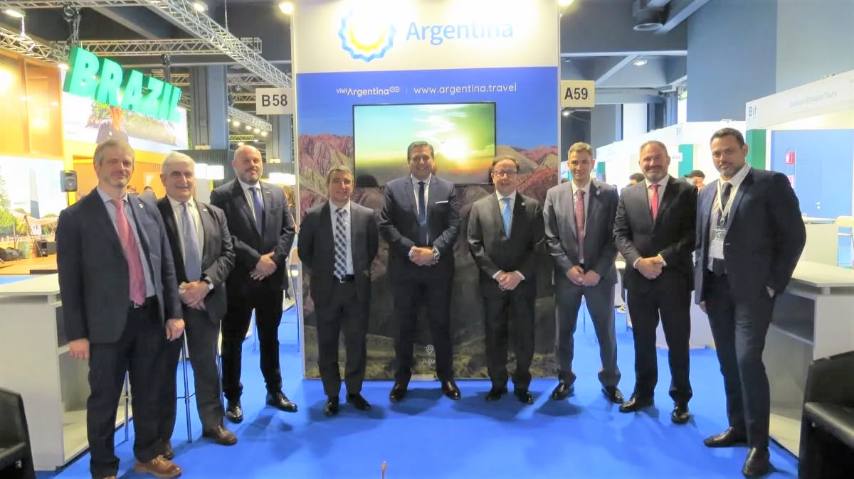 El secretario de Turismo de Jujuy, Diego Valdecantos (2° der.), junto a miembros del Instituto Nacional de Promoción Turística (Inprotur), en la BIT-Borsa Internazionale del Turismo.