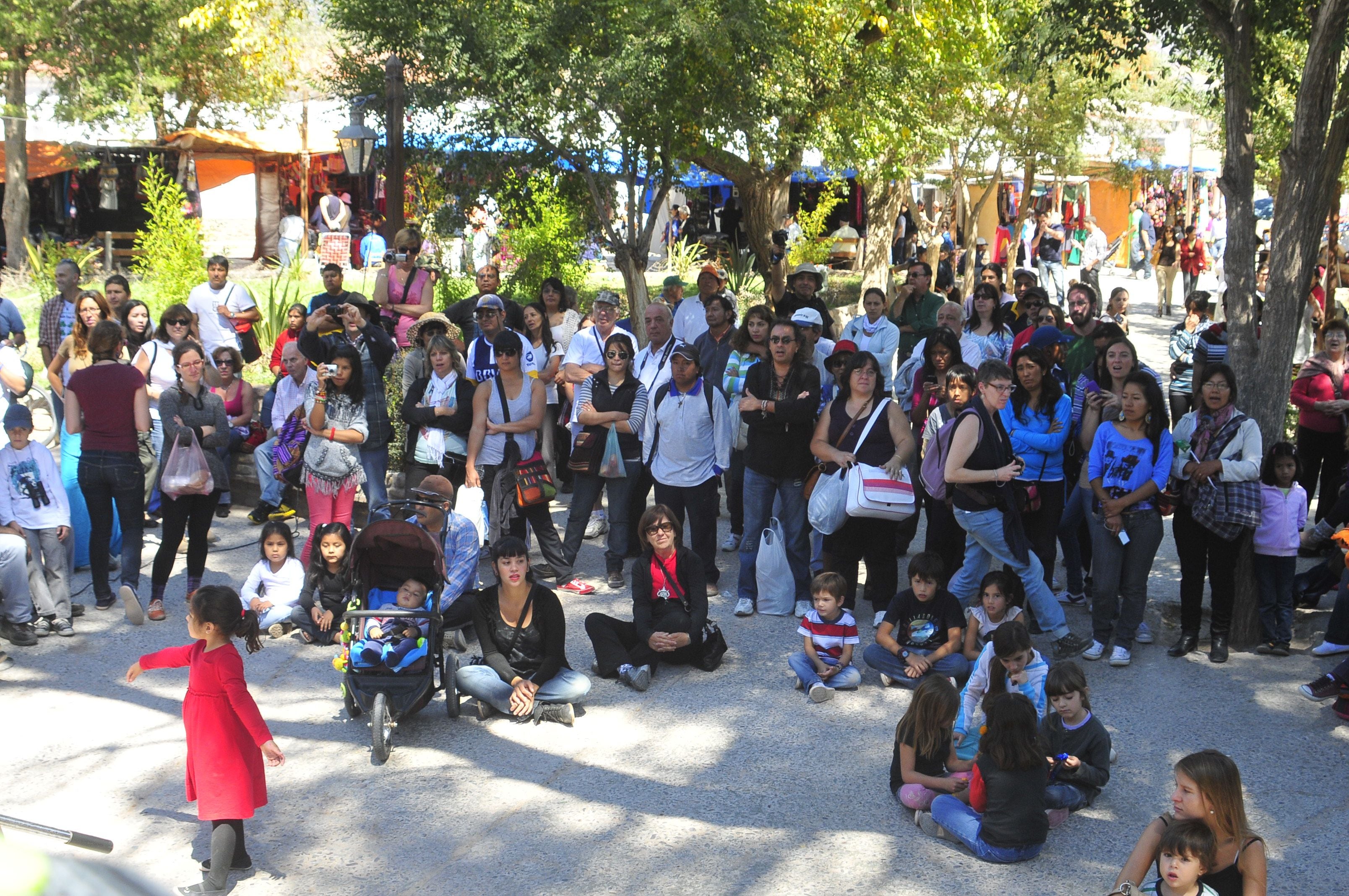 El público asiste a espectáculos gratuitos en la plaza central del pueblo de Tilcara, a lo largo de todo el verano.