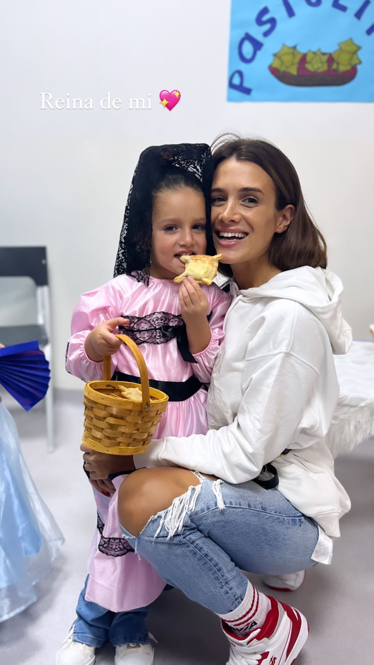 Cami Homs festejó el 25 de mayo con su hija y los clásicos pastelitos