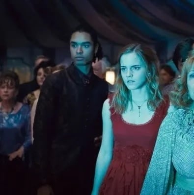 Regé-Jean Page junto a Emma Watson en Harry Potter.